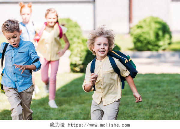 快乐的小学生幸福的人美好童年美好未来儿童跑步奔跑